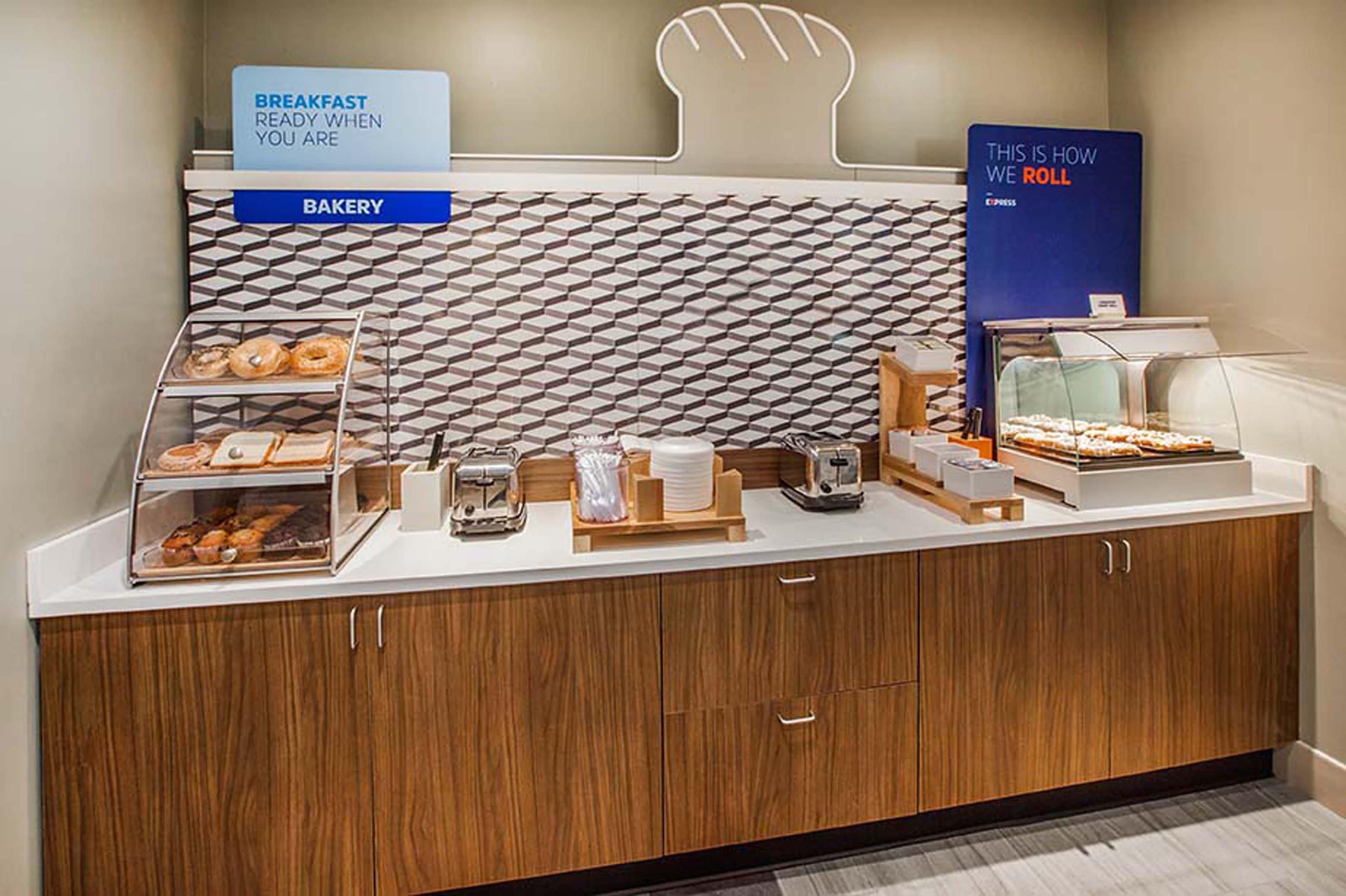 Holiday Inn Express Hotel & Suites Bloomington-Normal University Area By Ihg Bagian luar foto