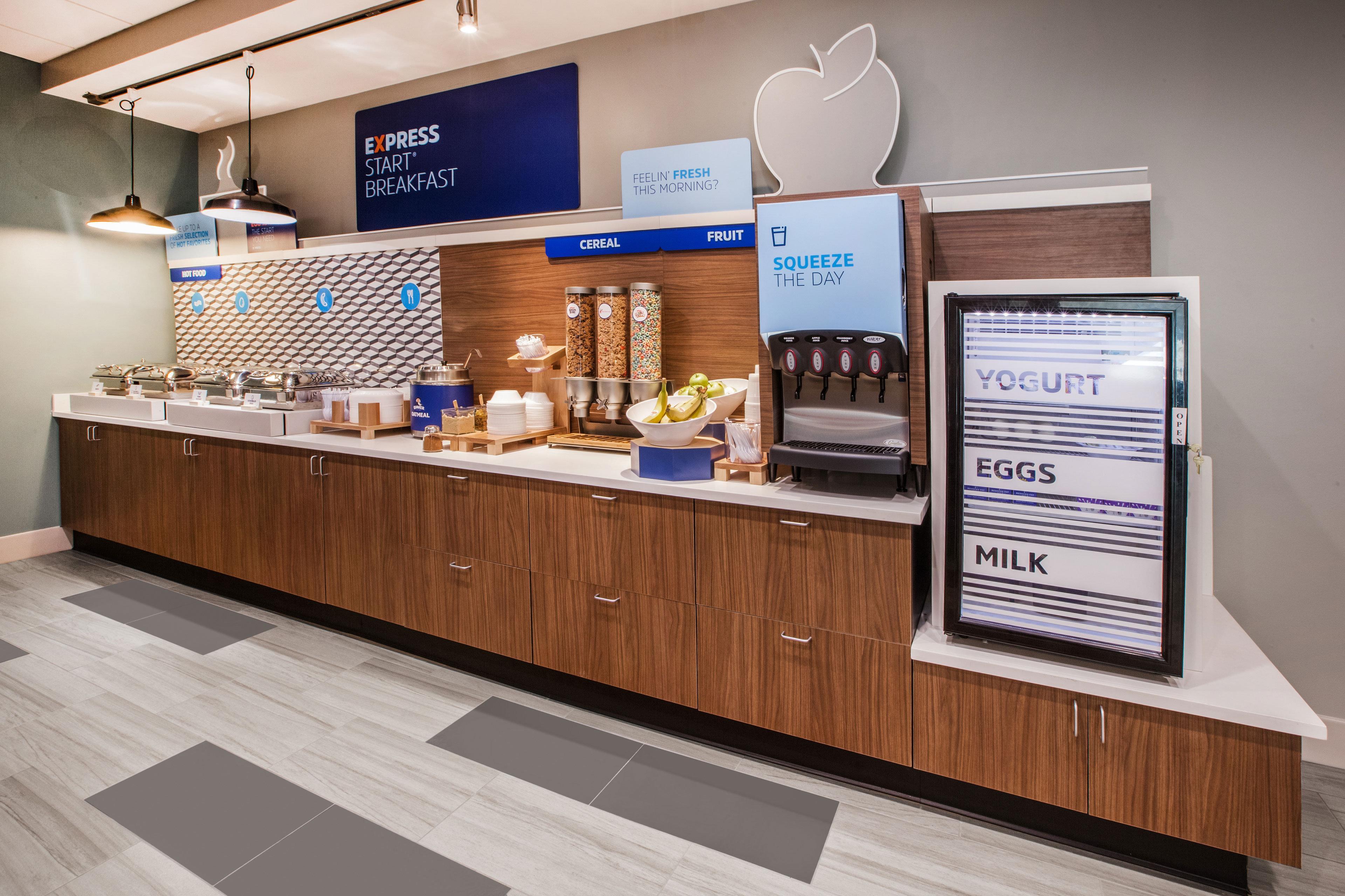 Holiday Inn Express Hotel & Suites Bloomington-Normal University Area By Ihg Bagian luar foto